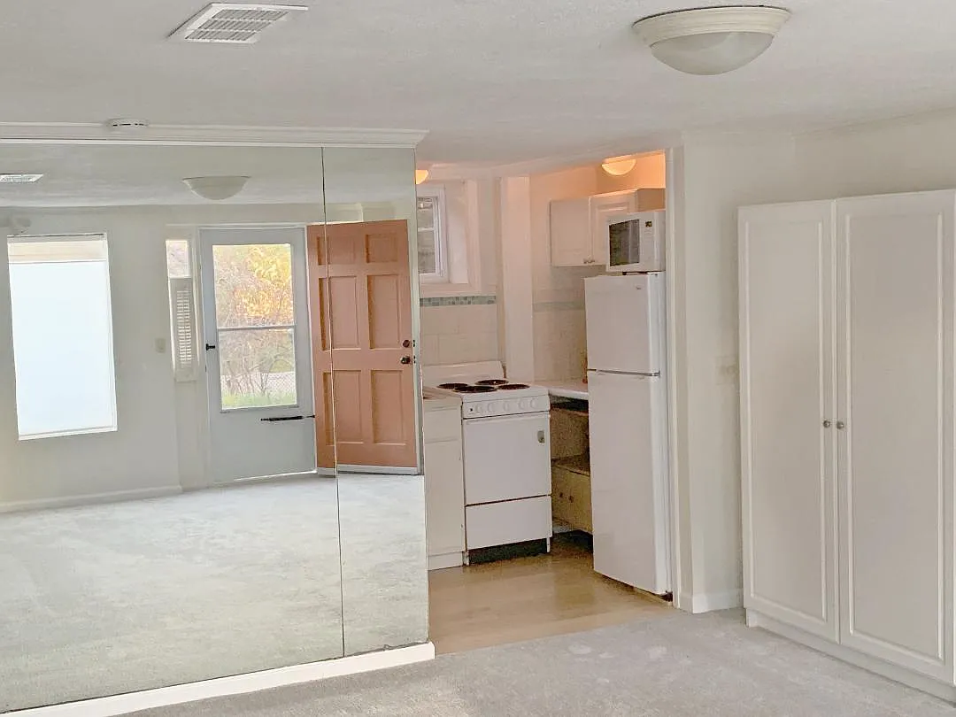 Studio, 150 sqft, $1,250 — Photo 3