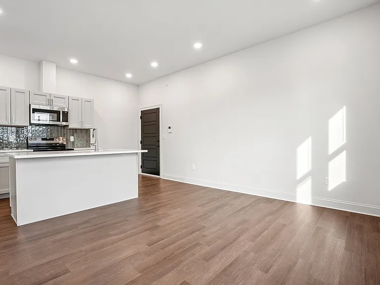 472 Roxborough Ave — Photo 24