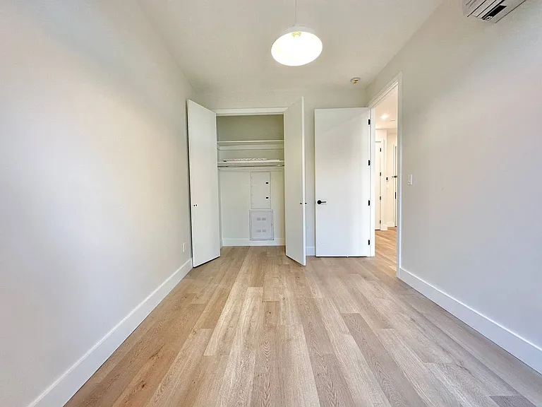 27-24 21st St #4B — Photo 4