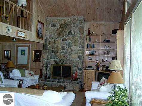 This area is just outside the 2 upper bedrooms and the upper full bathroom