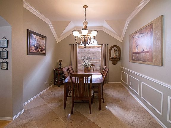 3rd image of 212 Falcon Cir