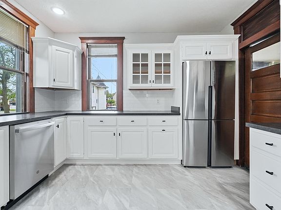 4th image of 113 E 10th St