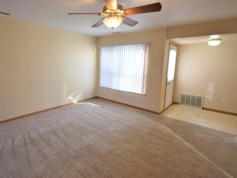 420 Preston Ln — Photo 3