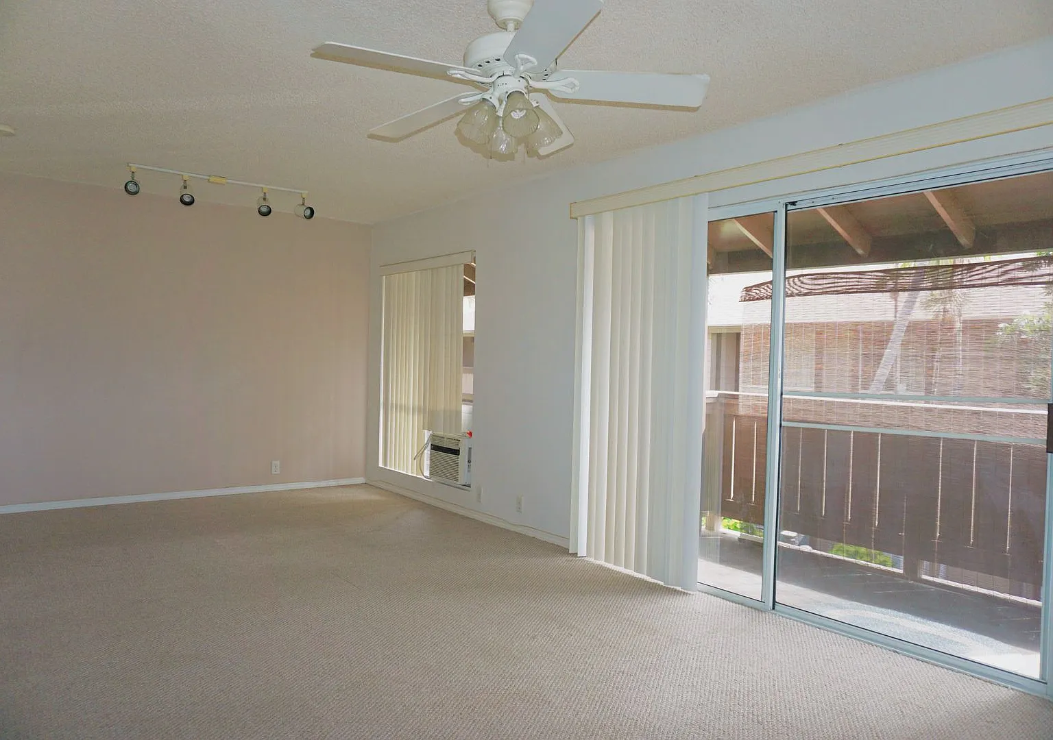 Pet Friendly Ewa Beach Studio with 1 parking & A/C — Photo 3