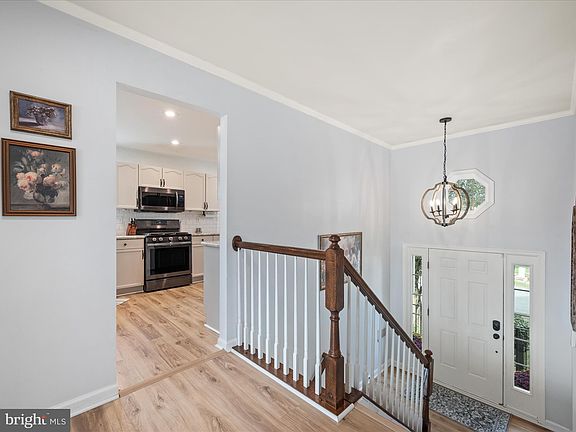 4th image of 137 Charlotte Ct