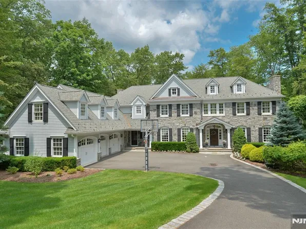 320 Sleepy Hollow Ln, Franklin Lakes, NJ 07417