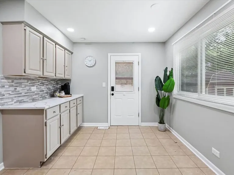 33W067 Bonnie St — Photo 19