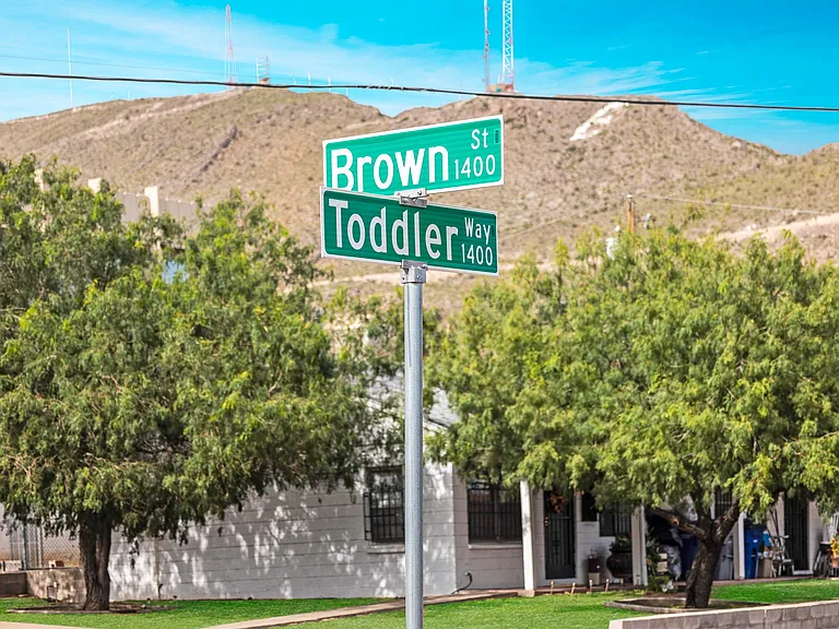 Resting at the corner of Brown St & Toddler Wy offers convenience and a view.