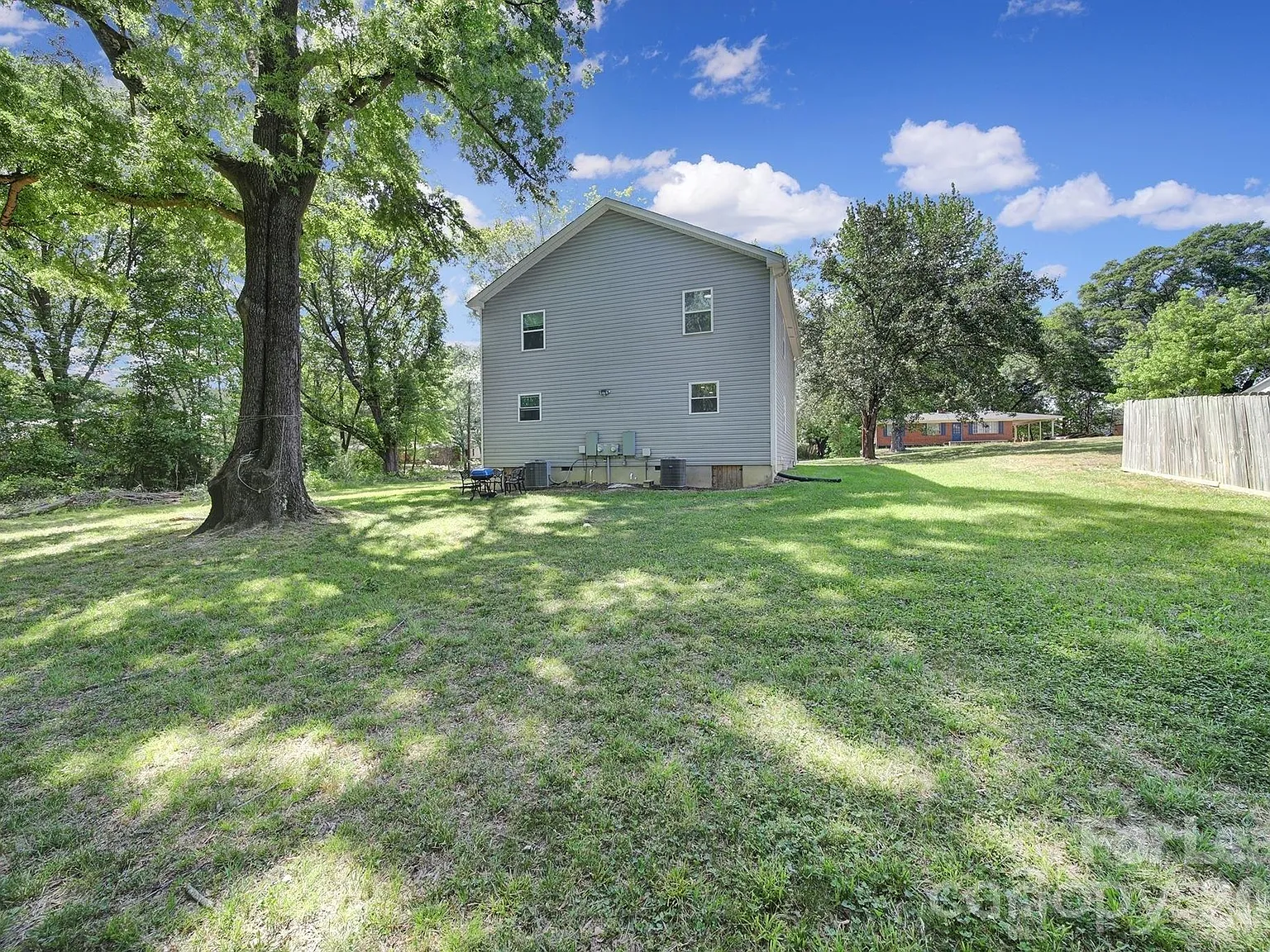 3 bed, 2.5 bath, 1322 sqft, $1,650 — Photo 2