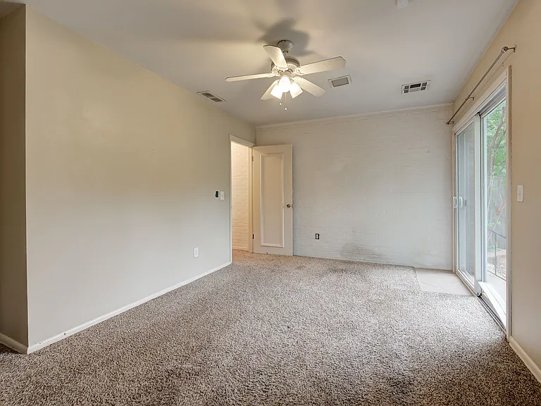4616 N Harvey Pkwy — Photo 38