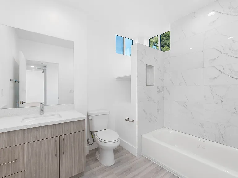 547 N Heliotrope Dr — Photo 3