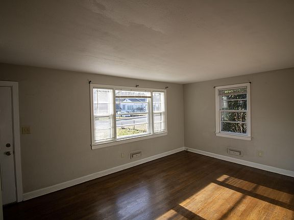 3rd image of 2927 Fleetwood Ave SW
