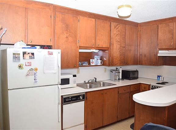 5th image of 621 W 12th St