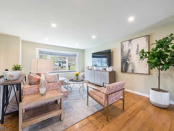 3rd image of 209 Northfield Rd