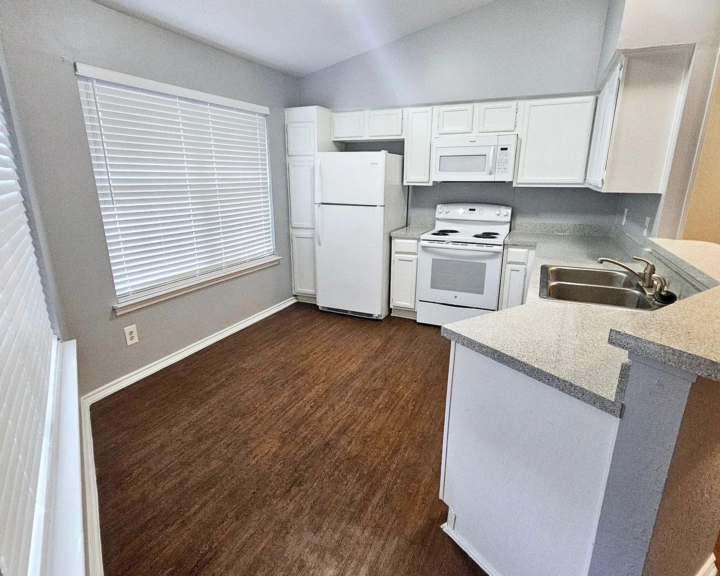 MOVE IN SPECIAL - $500.00 OFF 1ST MONTH'S RENT — Photo 4