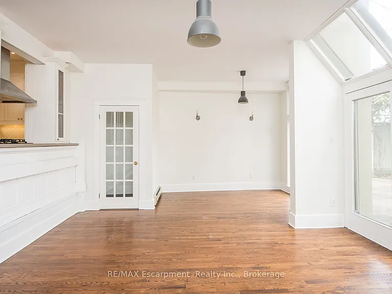 209 Allan St — Photo 10