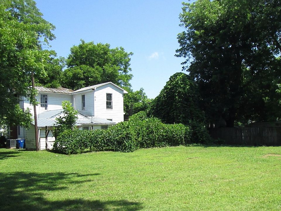 2nd image of 302 N Maple St