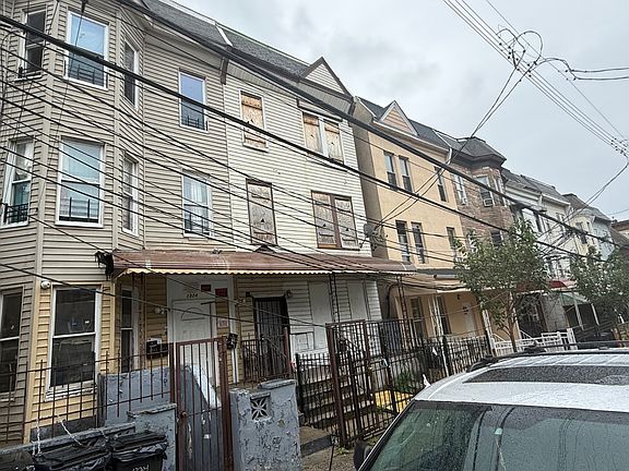 2nd image of 1322 Clay Ave
