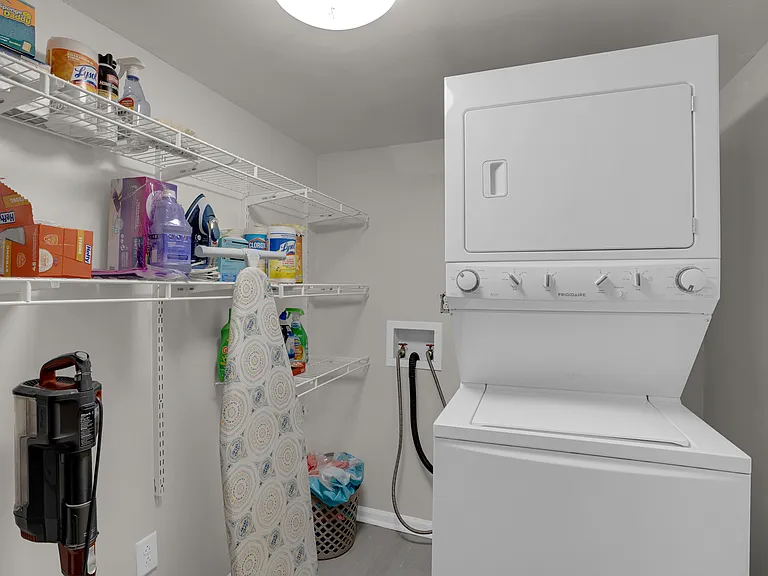 323 Edgewater Ln — Photo 23