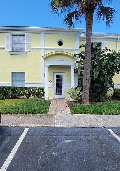 237 Seahorse Dr SE #B — Photo 3