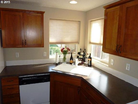4th image of 5325 NE 70th Cir