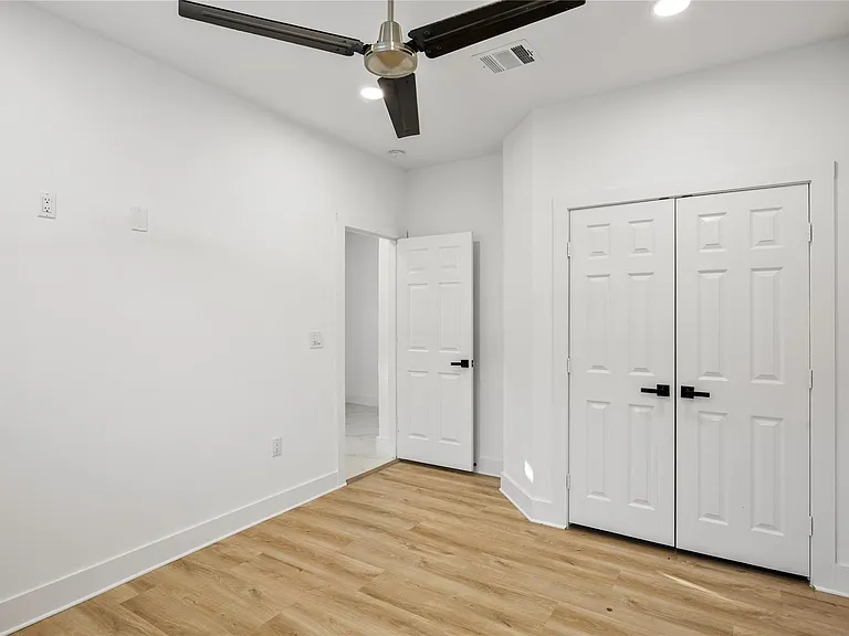 1121 Austin St — Photo 11