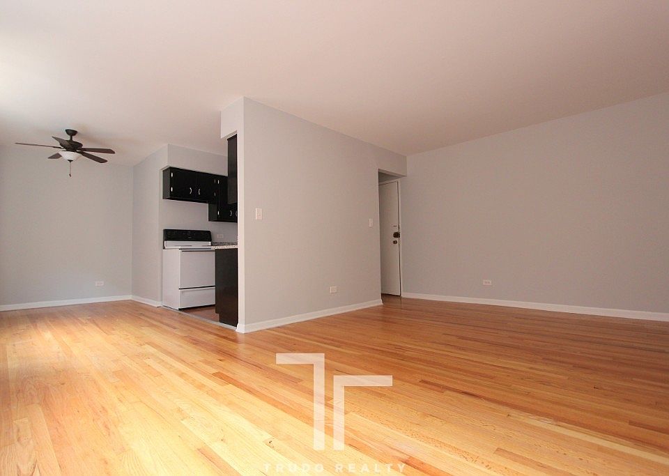 2nd image of 6826 N Ridge Blvd APT 206