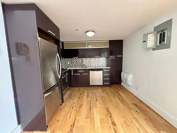 4th image of 979 Willoughby Ave #4B
