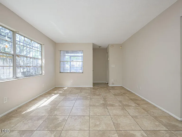 927 E Millard Ct — Photo 12