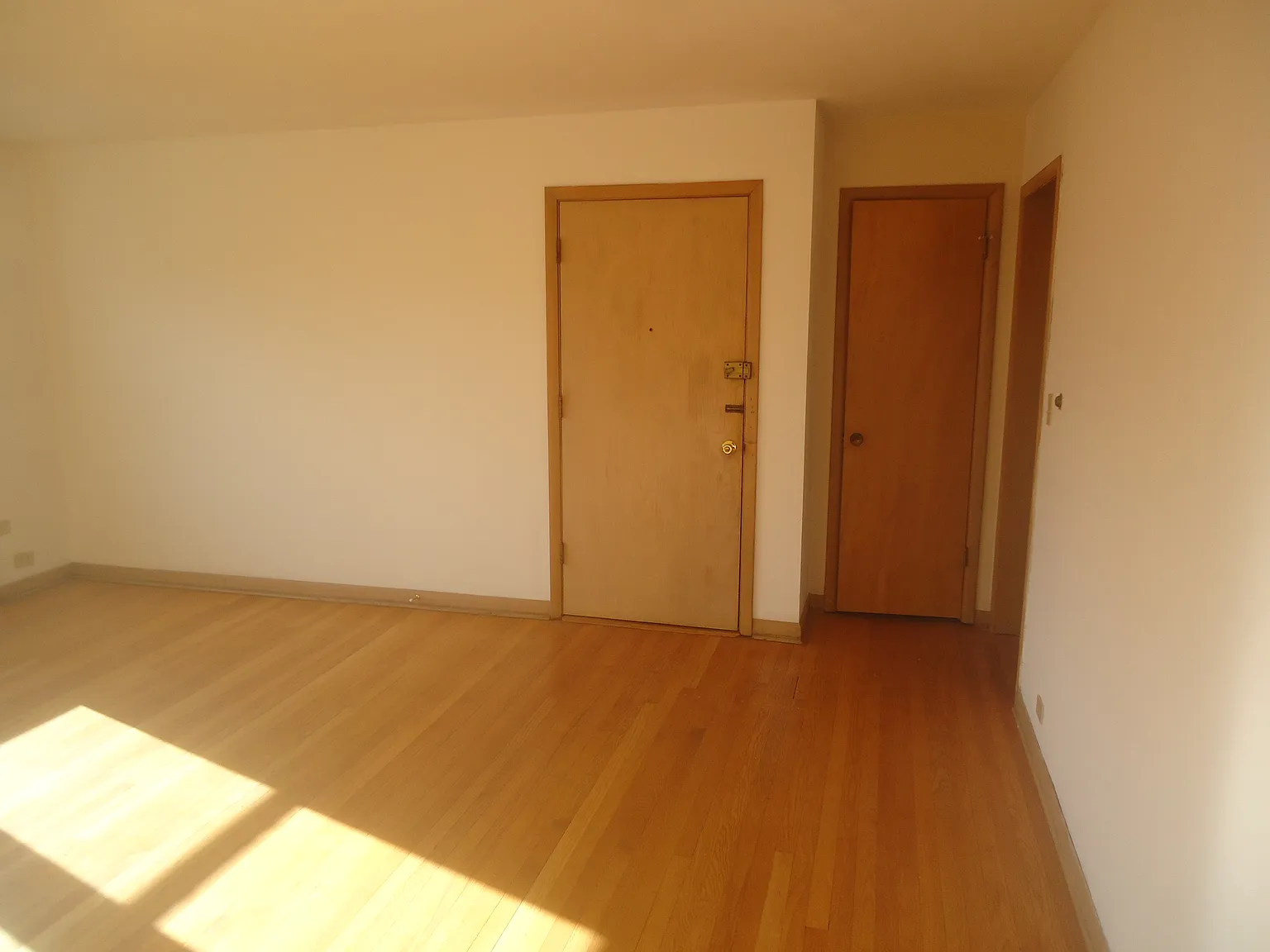 3 bed, 1.5 bath, 1200 sqft, $2,500 — Photo 3