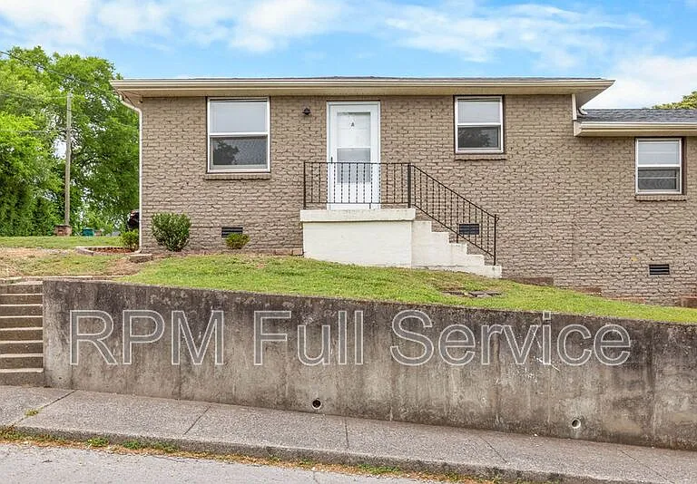 895 W Sharpe Ave #A — Photo 2