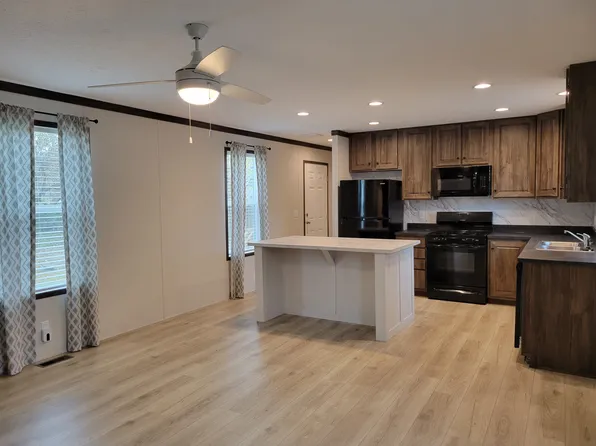 5091 Cove Ct #132, Algonac, MI 48001