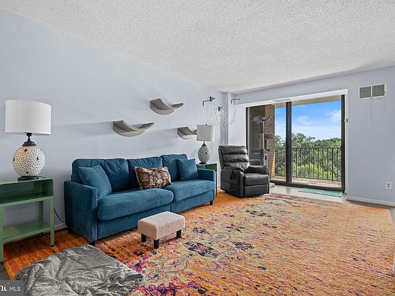3rd image of 2300 Pimmit Dr APT 1012