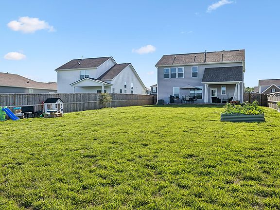 3rd image of 203 Goldfinch Rd