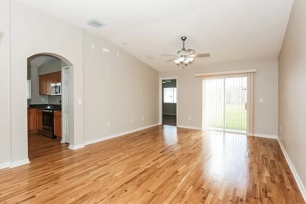 3 bed, 2.0 bath, 1290 sqft, $2,160 — Photo 3