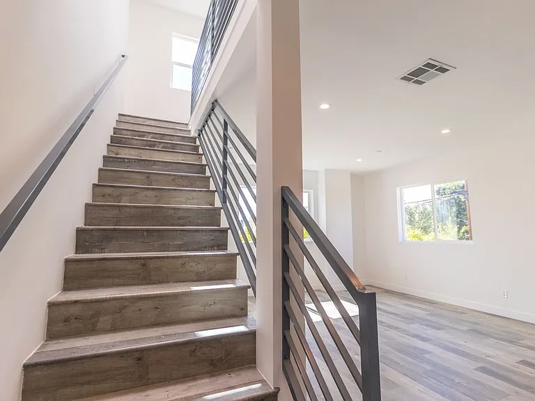 5142 Riverton Ave — Photo 11