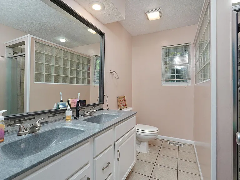 404 E Valley View Rd — Photo 22