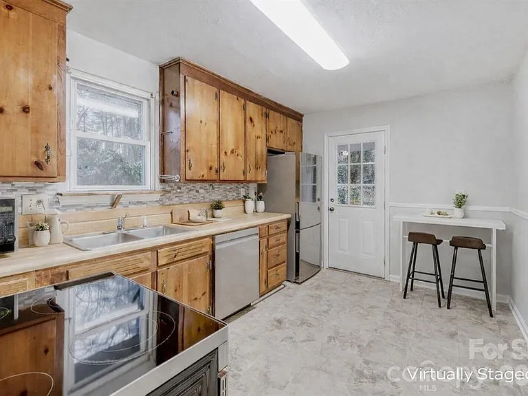 3728 Seaforth Dr — Photo 5