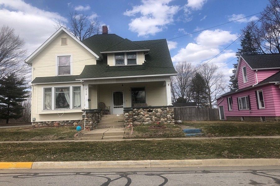 1st image of 810 W William St