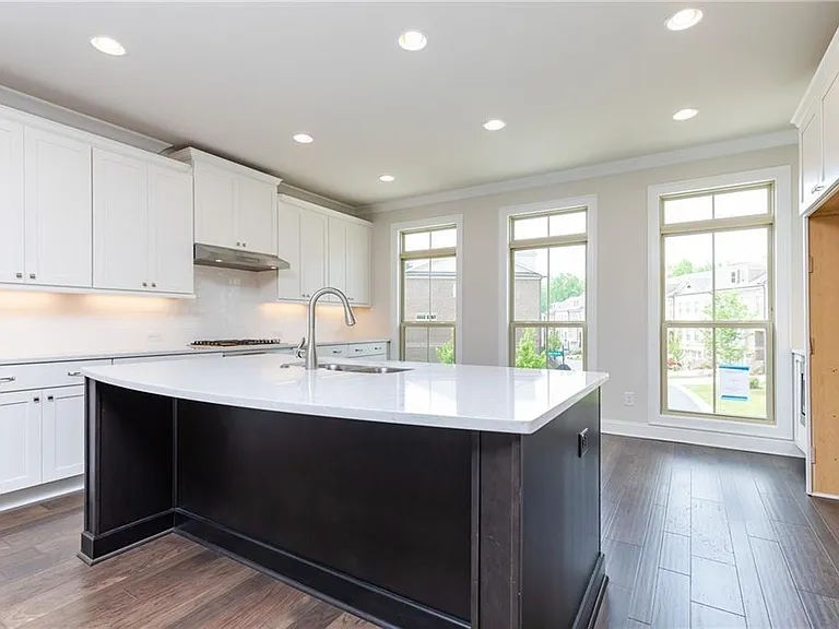 7826 Laurel Crest Dr — Photo 2