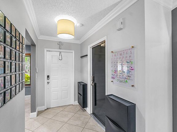 2nd image of 1460 Lakeview Circle