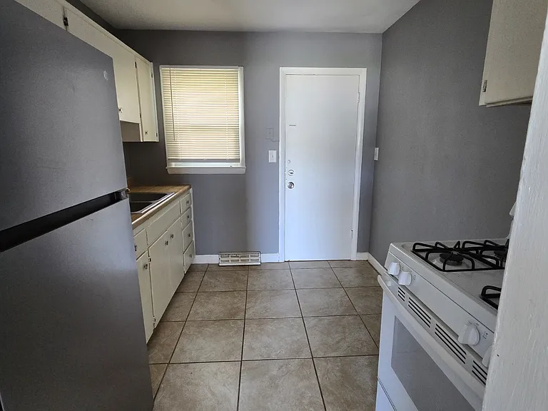 807 SW 6th St — Photo 11