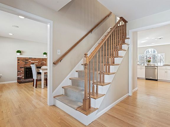 3rd image of 3 Nobscott Rd