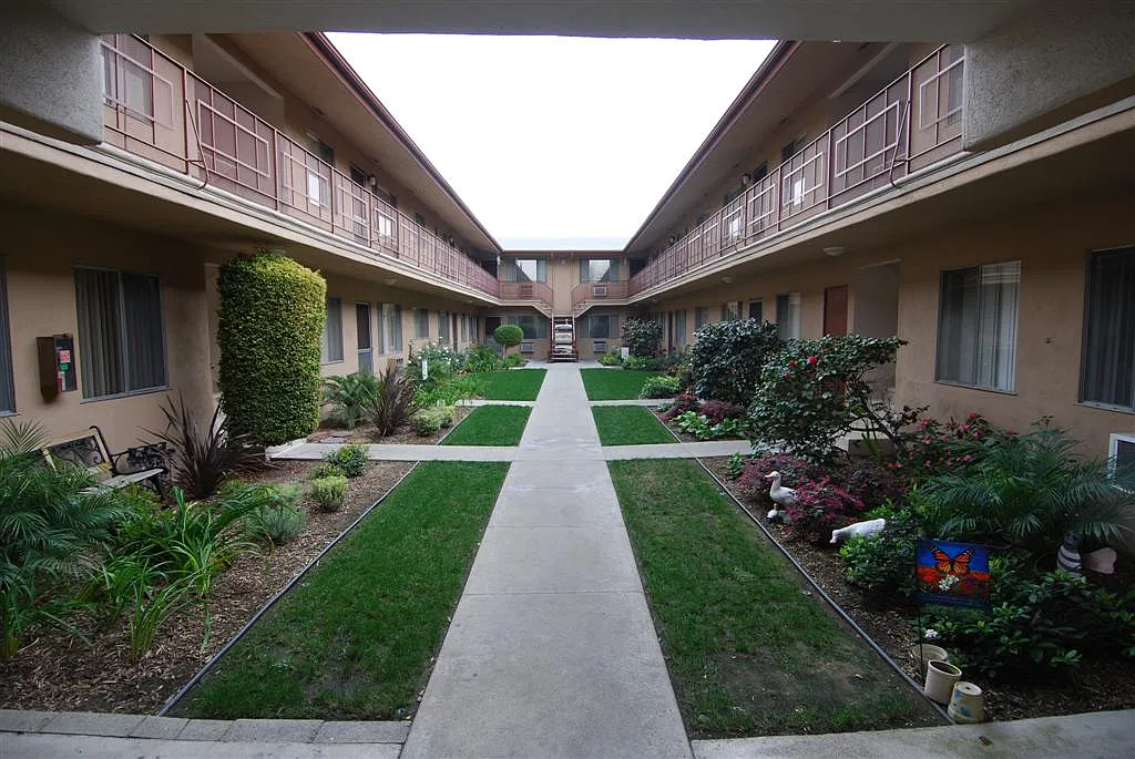 2 bed, 900 sqft, $2,100 — Photo 3