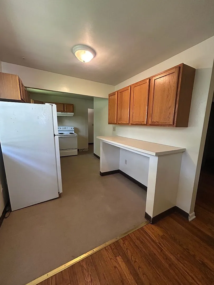 3 bed, 1 bath duplex — Photo 4