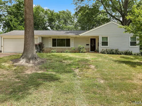 411 Forest Green Dr, Saint Louis, MO 63119