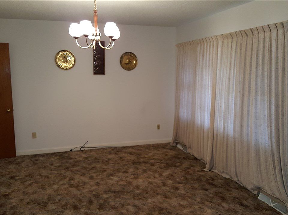 2nd image of 105 Gracie St