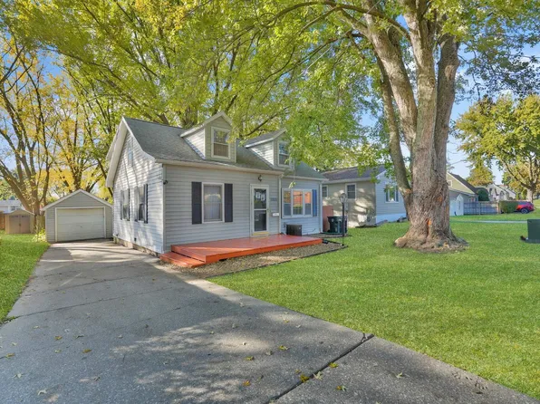 1221 Parker St, Cedar Falls, IA 50613