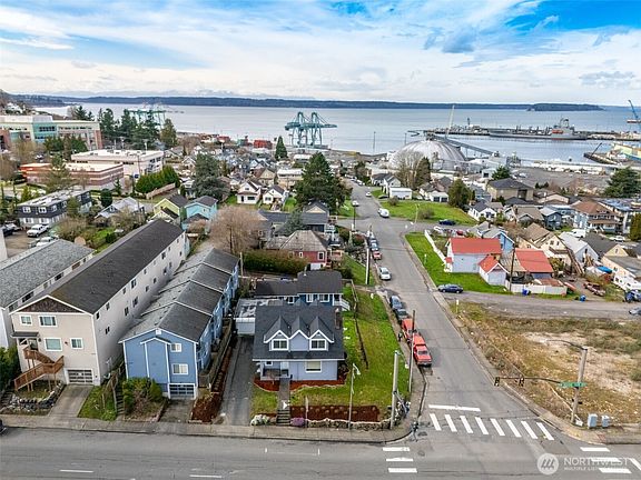 3rd image of 3004 W Marine View Drive