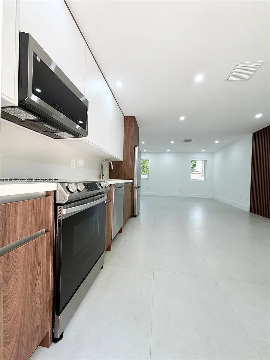 Building Photo - 524 NE 65th St #2